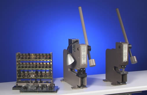 gesamtansicht-2-stanzen-mit-werkzeugstaender.jpg gesamtansicht-2-stanzen-mit-werkzeugstaender.jpg